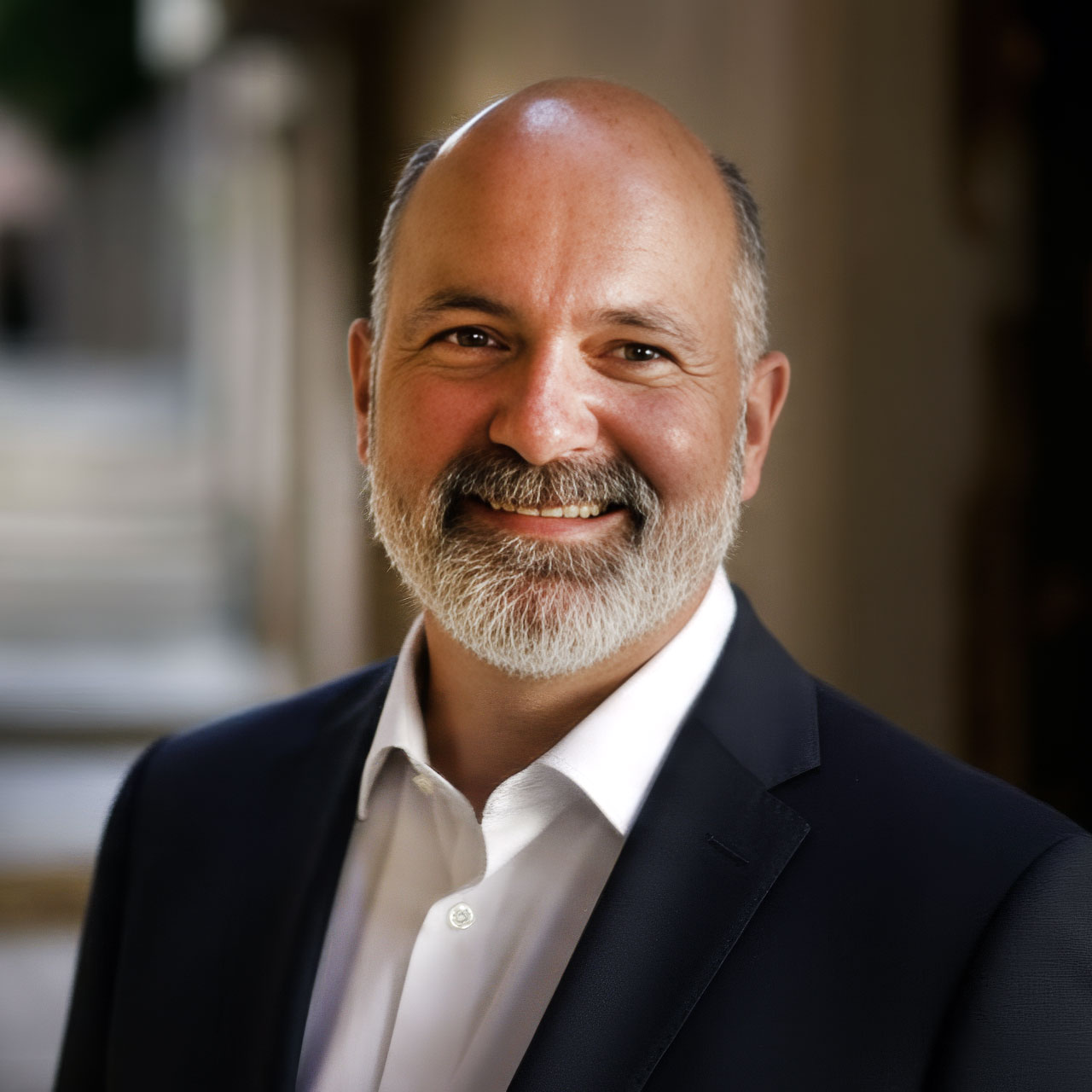 Zu sehen ist Miguel Rodriguez, Product Manager IoT bei o2 Business auf blauem Hintergrund.