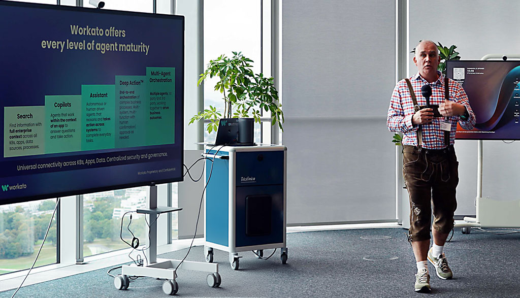 Mike Kiersey von Workato präsentiert beim o2 Business Event im o2 Tower München die verschiedenen Reifestufen von AI Agents – von Search über Copilots bis zur Multi-Agent Orchestration.