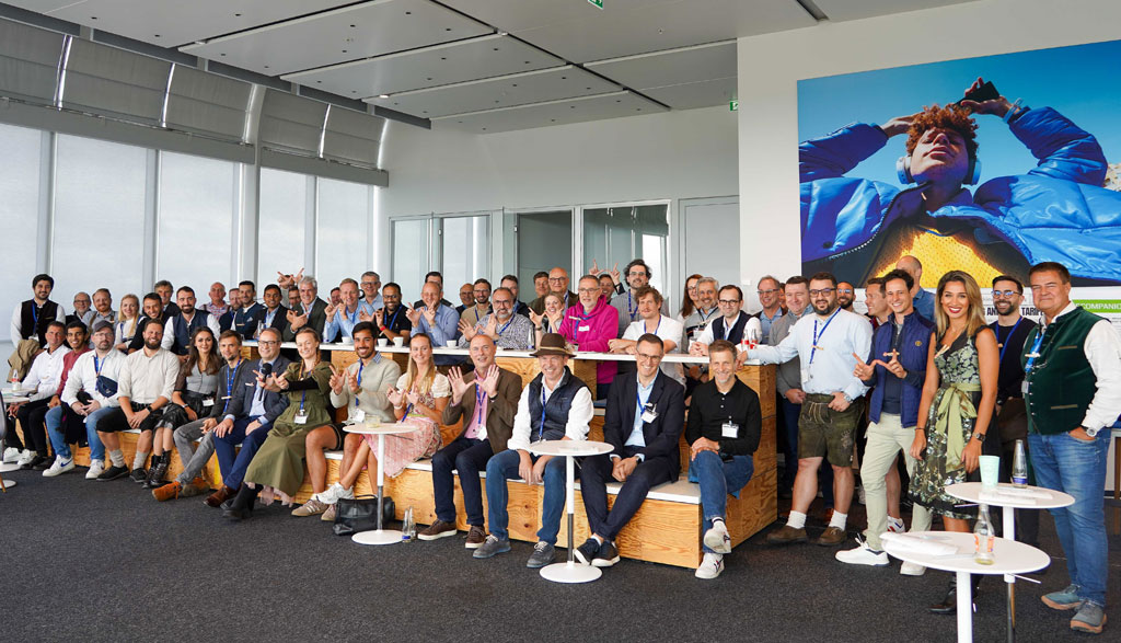 Gruppenfoto der Teilnehmenden des Workato Events im o2 Tower München, veranstaltet von o2 Business.