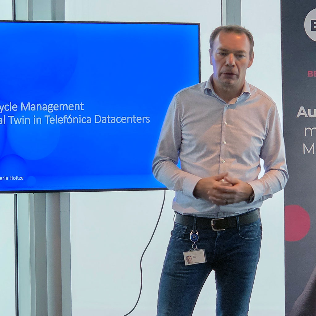 Vortrag beim BE-terna Event im o2 Tower: Ein Rüdiger Kunze spricht über Digital-Twin-Ansätze und Lifecycle Management in Telefónica-Rechenzentren.