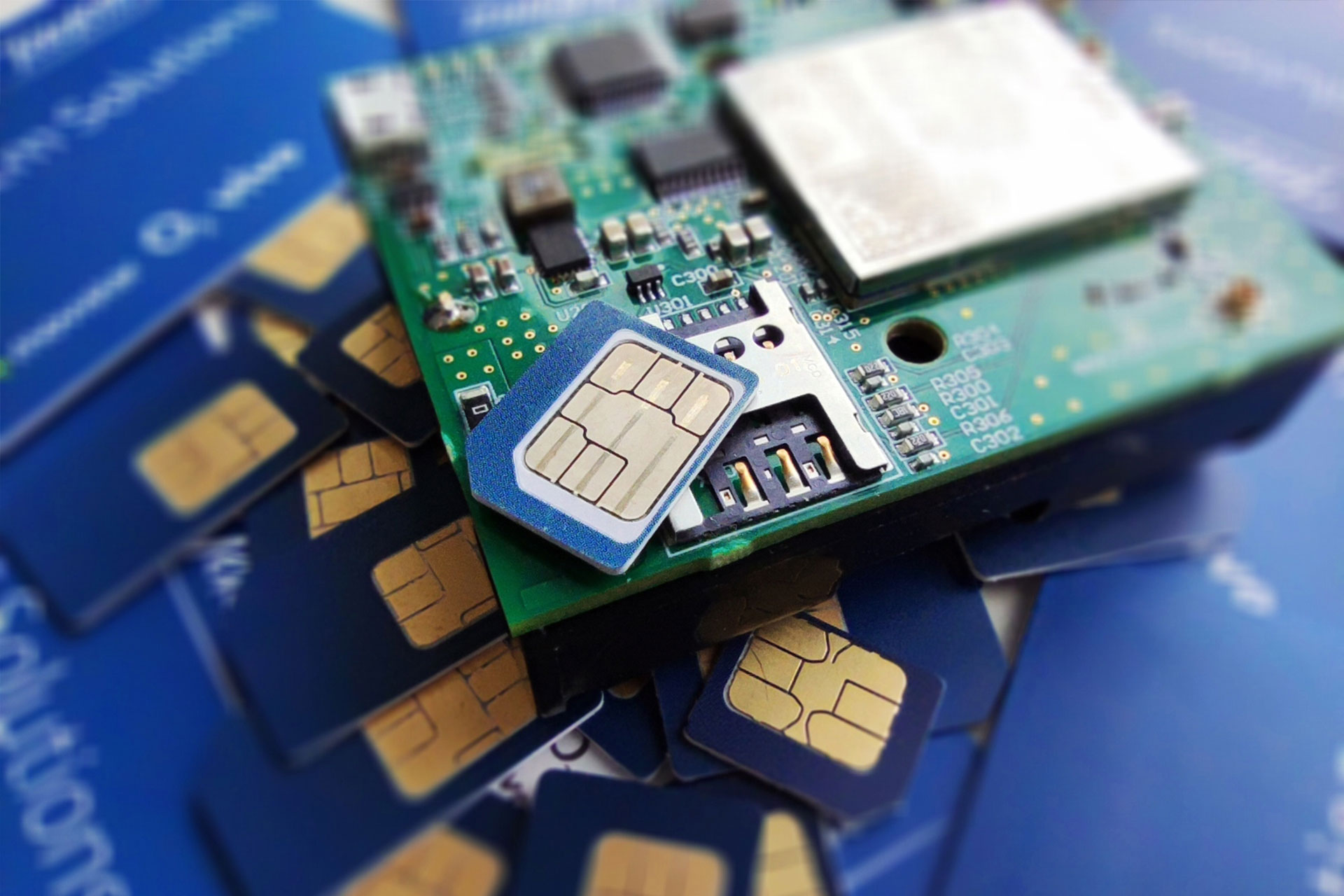 Nahaufnahme einer eSIM auf einer Leiterplatte, umgeben von SIM-Karten, als Symbol für digitale Konnektivität und IoT-Anwendungen.