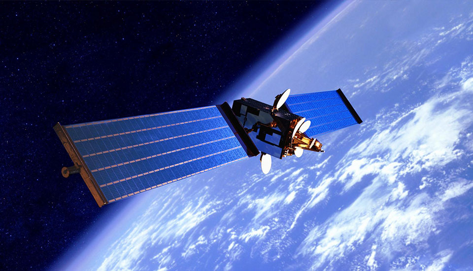 Kommunikationssatellit im Orbit über der Erde - Satellite IoT für weltweite Konnektivität