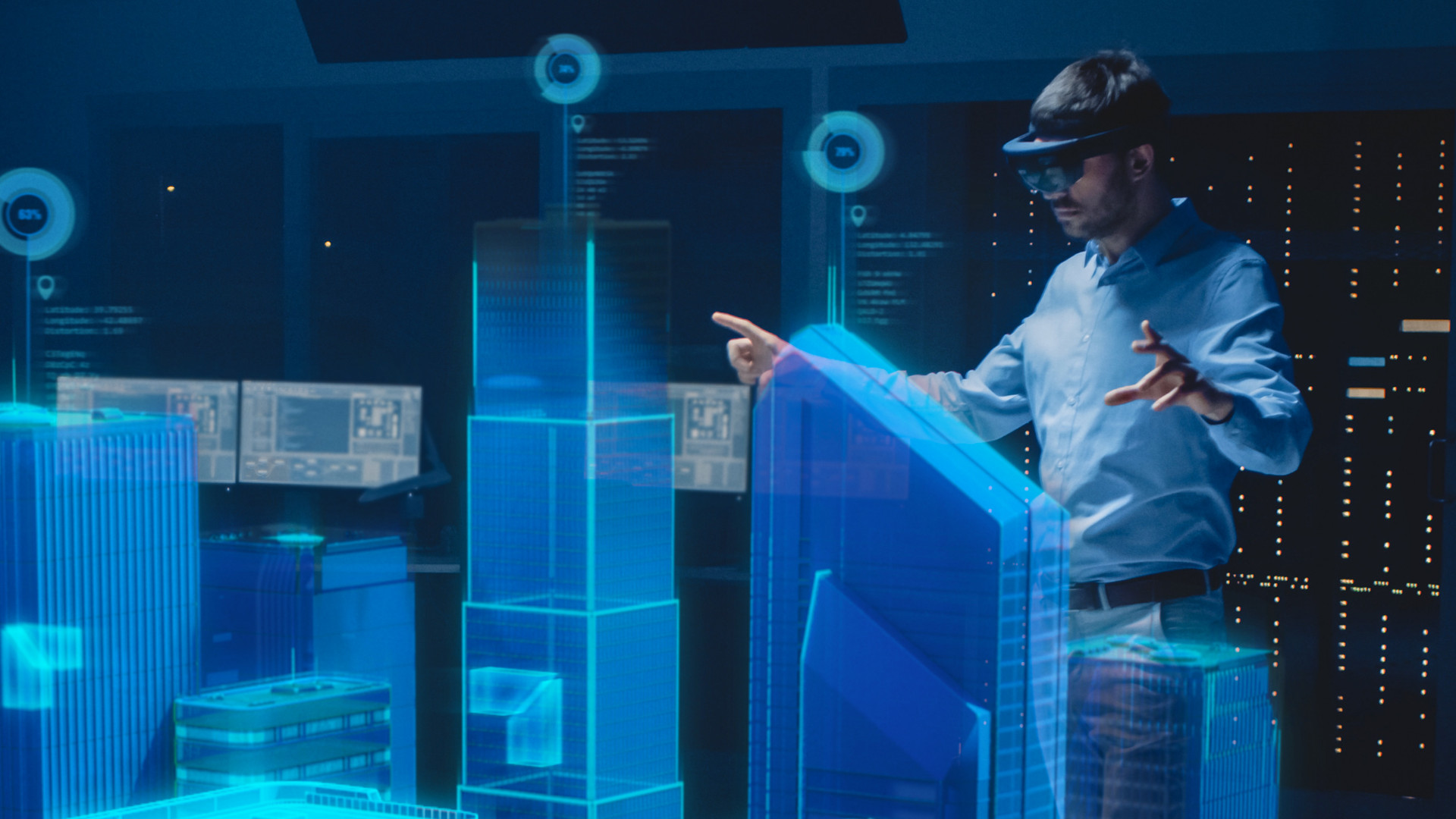 Ingenieur mit VR-Brille steuert ein digitales Modell smarter Gebäude.