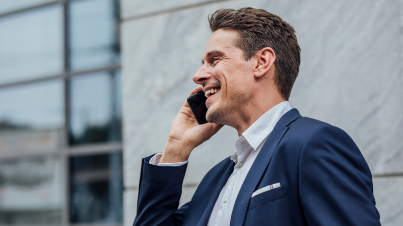 Ein Geschäftsmann telefoniert mit einem Smartphone per VoLTE