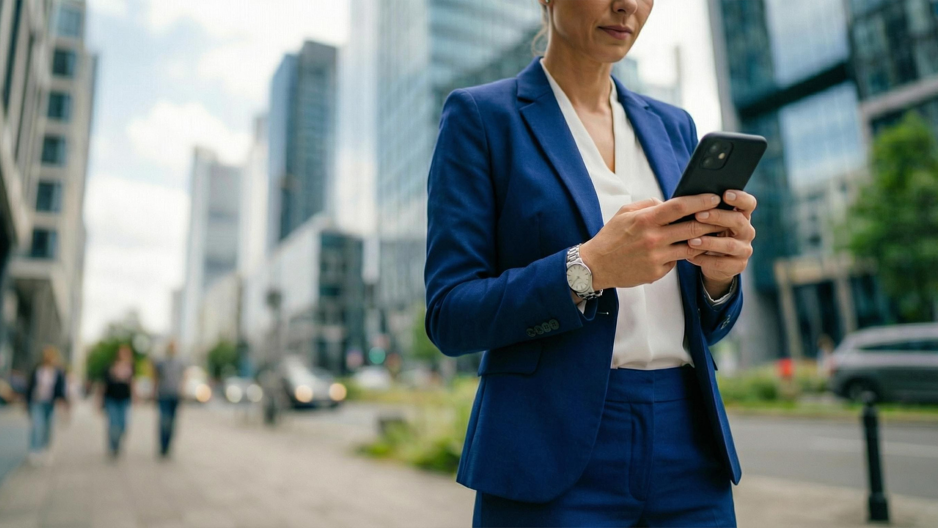 Close-up einer Geschäftsfrau. die in der Stadt unterwegs ist und auf Ihr Firmenhandy schaut.