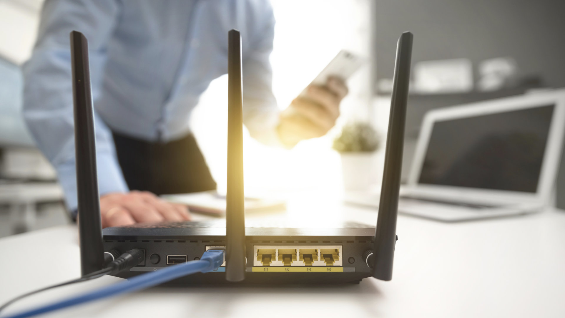 Ein WLAN-Router wird eingerichtet