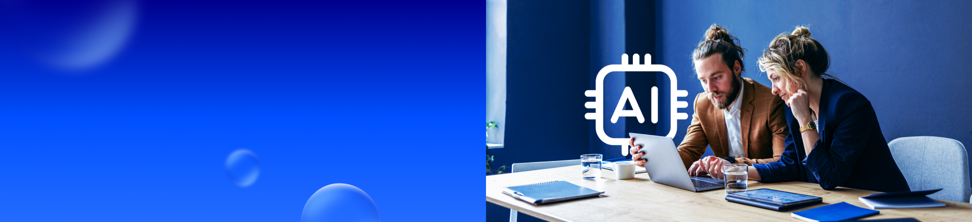 Abbildung: Eine Frau und ein Mann sitzen vor einem Laptop, im Hintergrund ist ein weißes Icon mit dem Schriftzug AI zu sehen