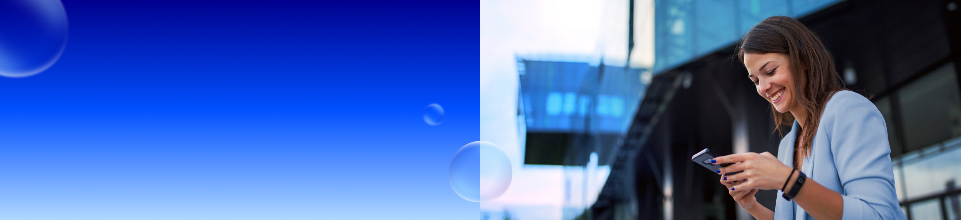 Abbildung: Eine junge Frau steht draußen und schaut lächelnd auf ihr Smartphone