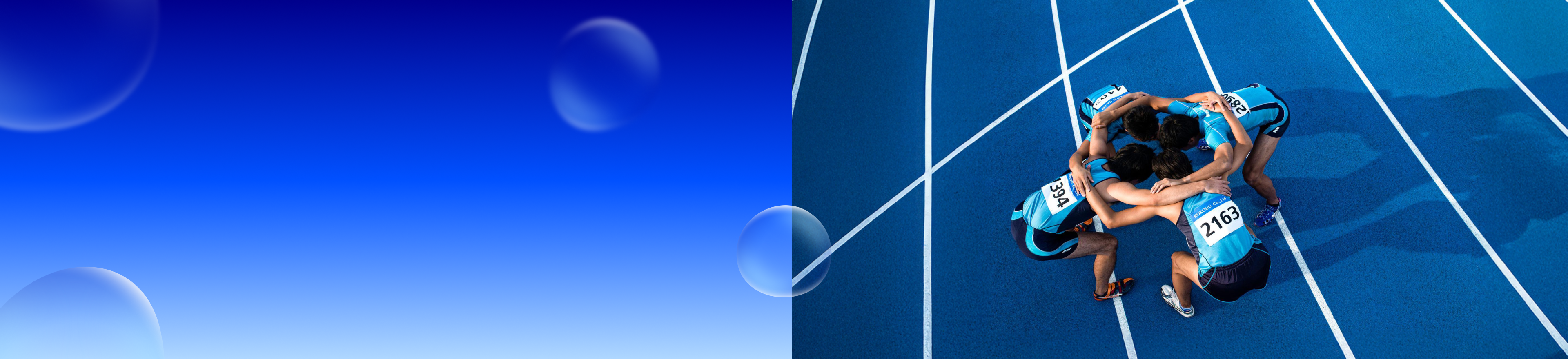 Vier Athleten stehen im Kreis und legen die Arme umeinander, um sich vor dem Start gegenseitig zu motivieren.