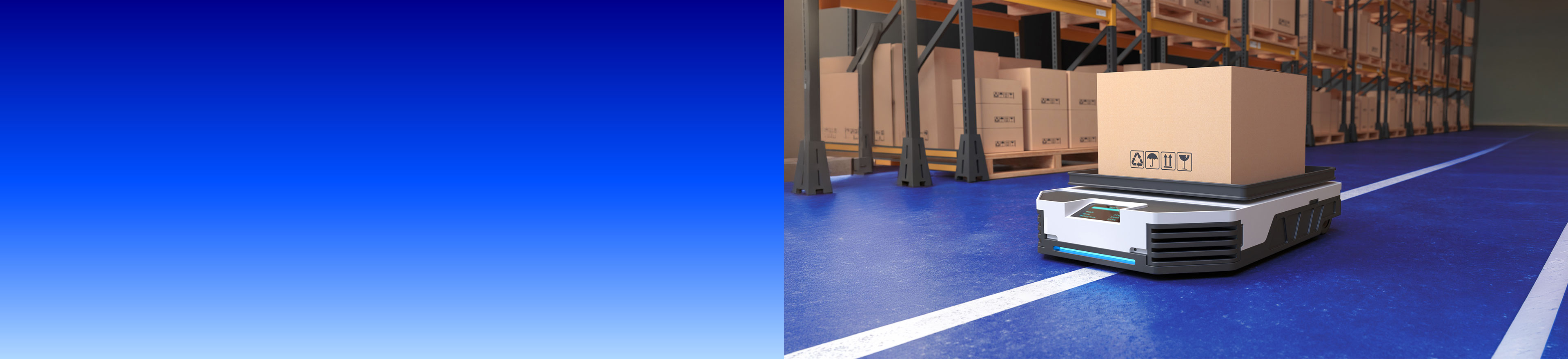 Autonomer Transportroboter mit Karton auf einem blauen Lagerboden vor Hochregalen mit Paketen, links blauer Farbverlauf.