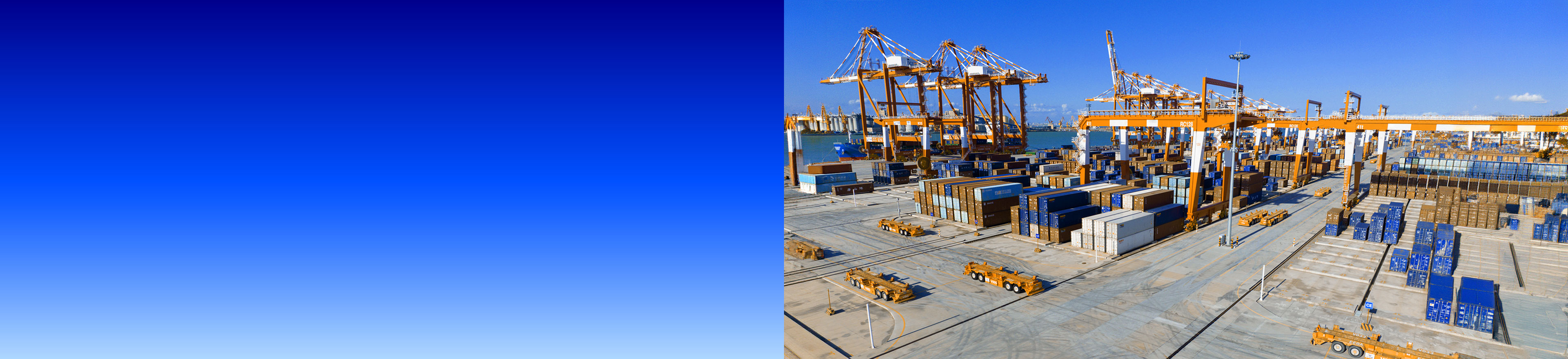 Luftaufnahme eines Containerhafens mit Portalkränen, Frachtcontainern und Transportfahrzeugen bei klarem Himmel, links blauer Farbverlauf.