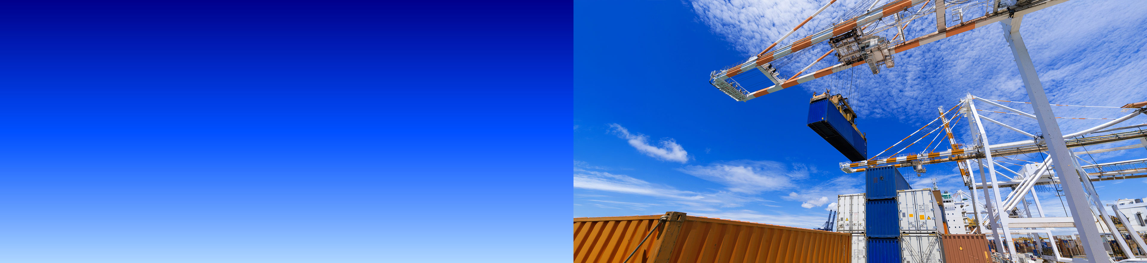 Containerkran hebt einen Frachtcontainer im Hafen, Froschperspektive mit blauem Himmel und Wolken, links blauer Farbverlauf.