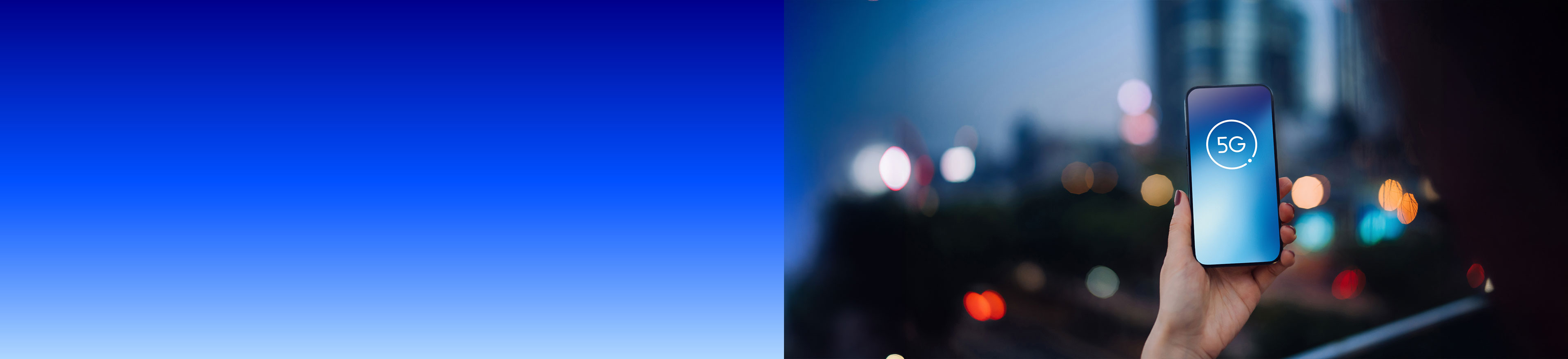 Hand hält ein Smartphone mit 5G-Symbol auf dem Display vor einer unscharfen Stadtkulisse bei Nacht mit blauem Farbverlauf auf der linken Seite.