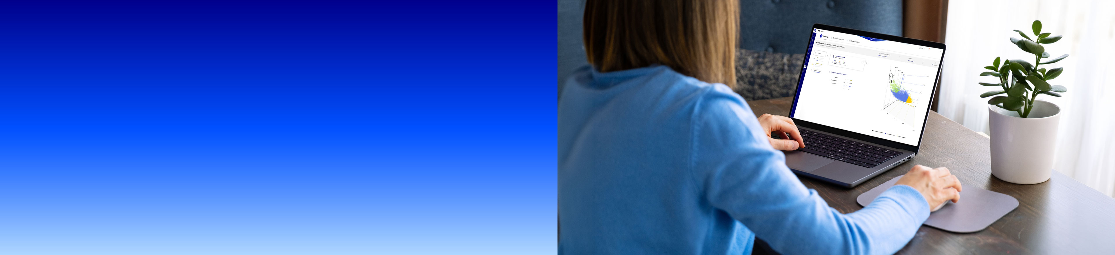 Frau am Schreibtisch arbeitet an einem Laptop mit Dashboard und Diagrammen auf dem Bildschirm, daneben eine Zimmerpflanze, links blauer Farbverlauf.