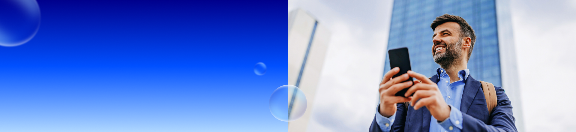 Abbildung: Ein Mann steht draußen mit seinem Smartphone in der Hand und schaut lächelnd in die Ferne