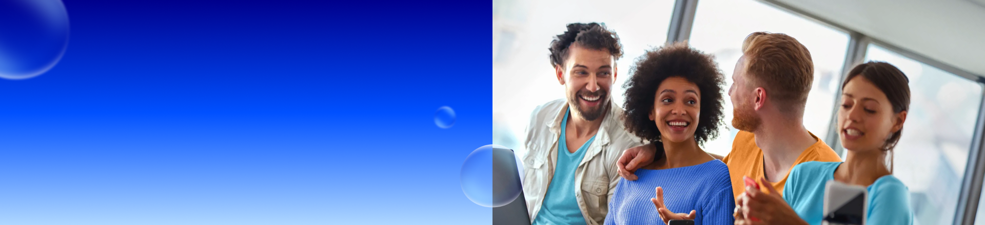 Abbildung: Eine Gruppe aus zwei Frauen und zwei Männern sitzt glücklich zusammen; eine der Frauen hat ein Smartphone in der Hand.