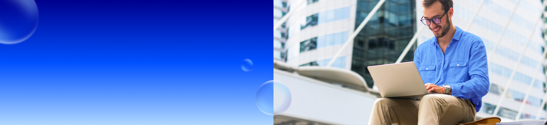 Abbildung: Ein Mann sitzt draußen auf einem Skateboard und arbeitet an seinem Laptop.