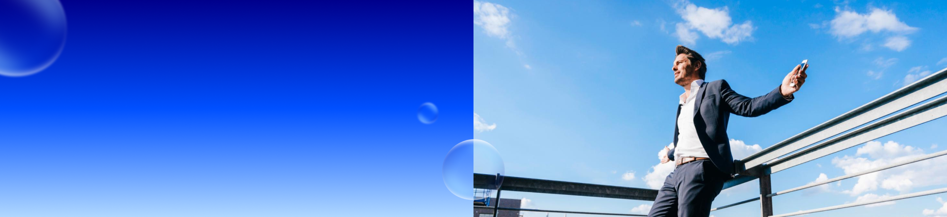 Abbildung: Ein Mann steht auf einer Dachterasse mit seinem Handy in der Hand