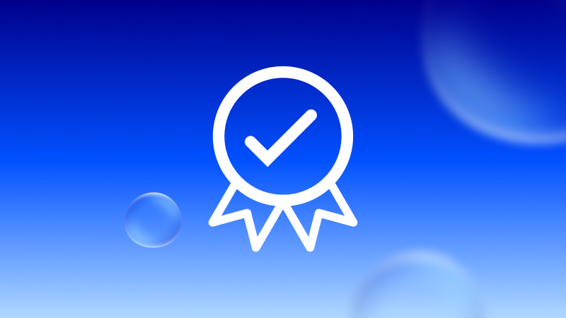 Weißes Qualitätssiegel mit Haken vor blauem Verlaufshintergrund