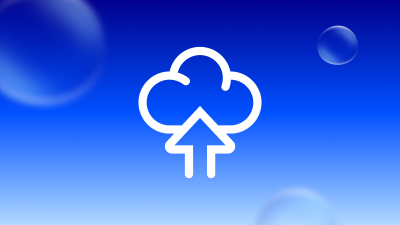 Weißes Cloud-Upload-Symbol vor einem blauen, leicht verlaufenden Hintergrund mit transparenten, schwebenden Blasen.