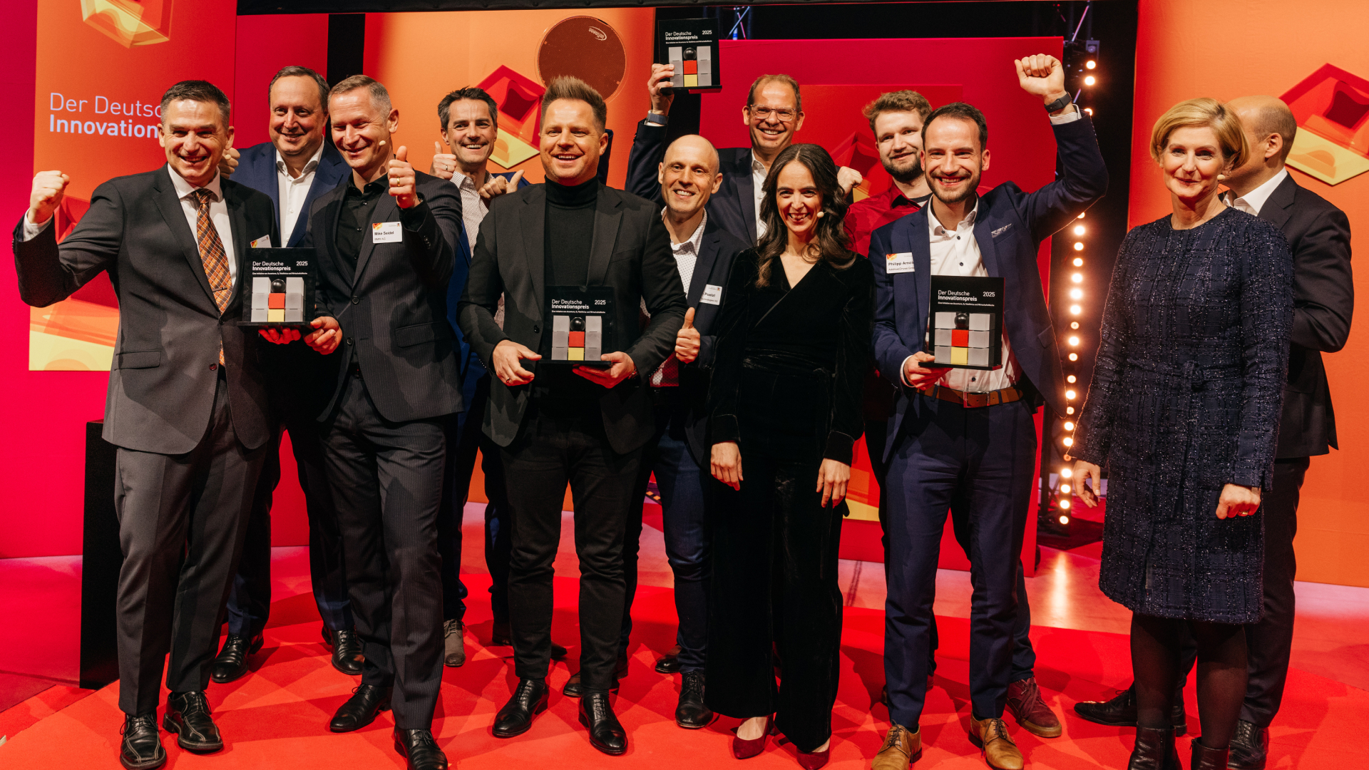 Die Gewinnerteams aus den drei Kategorien Start-up, Mittelstand und Großunternehmen mit den Laudator:innen