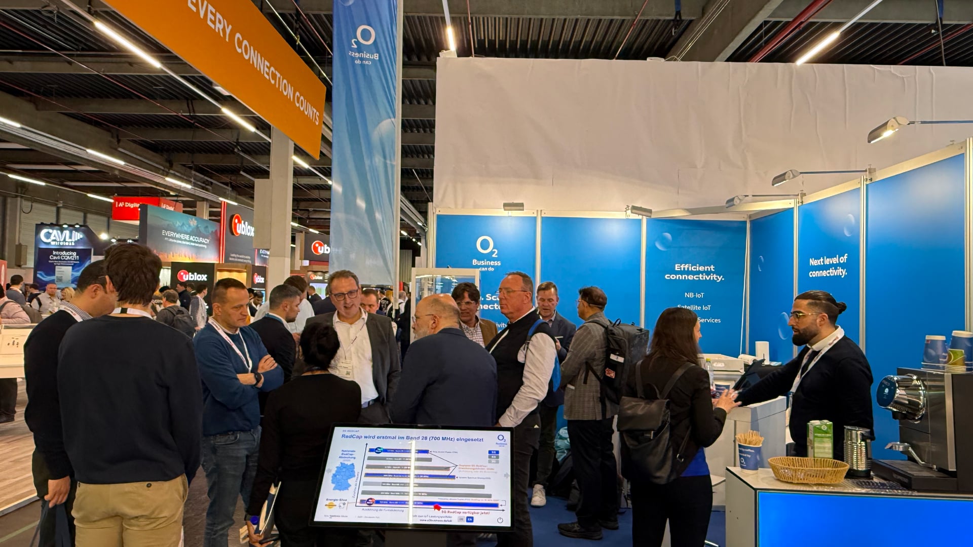 Abbildung des Messestandes von o2 Business mit vielen Besuchern